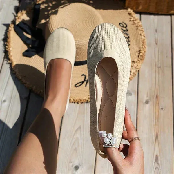 Slim and airy doll shoes