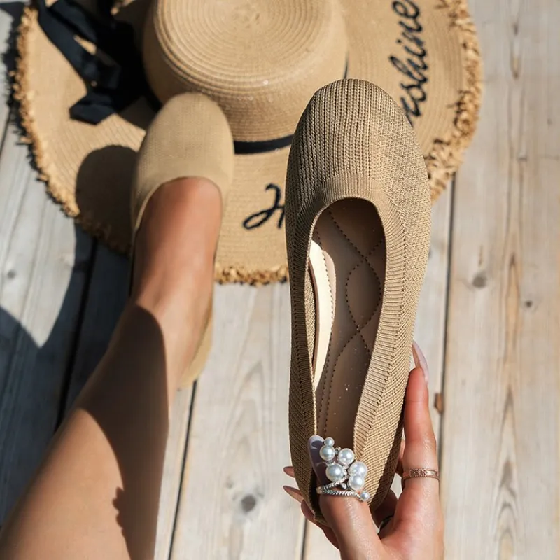 Slim and airy doll shoes